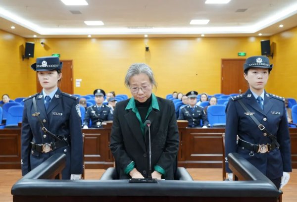 亚金配资 贵州原正厅级干部景亚萍受审，当庭认罪悔罪